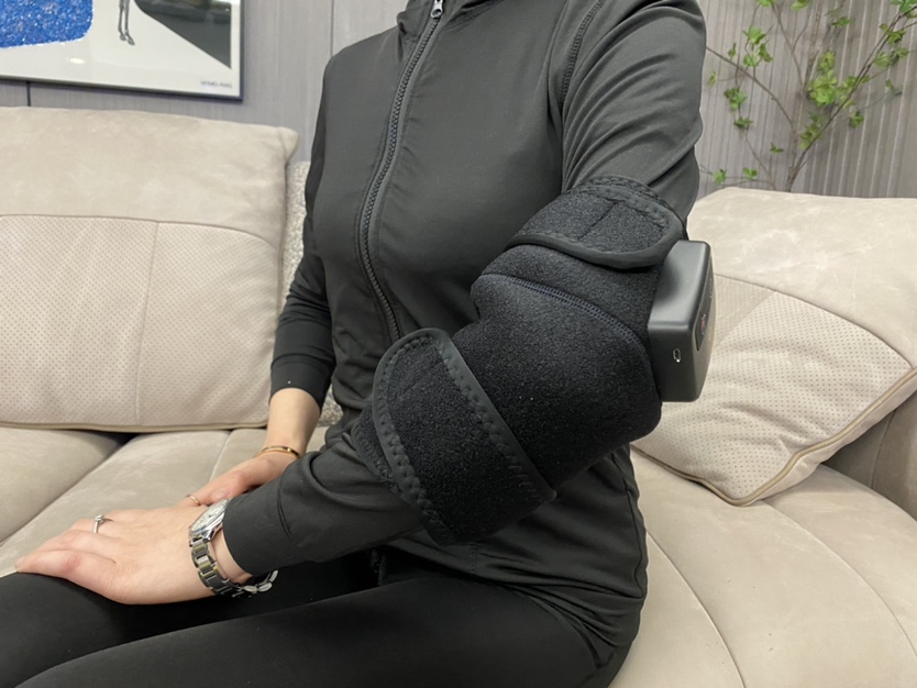 knee massager with heat supplier